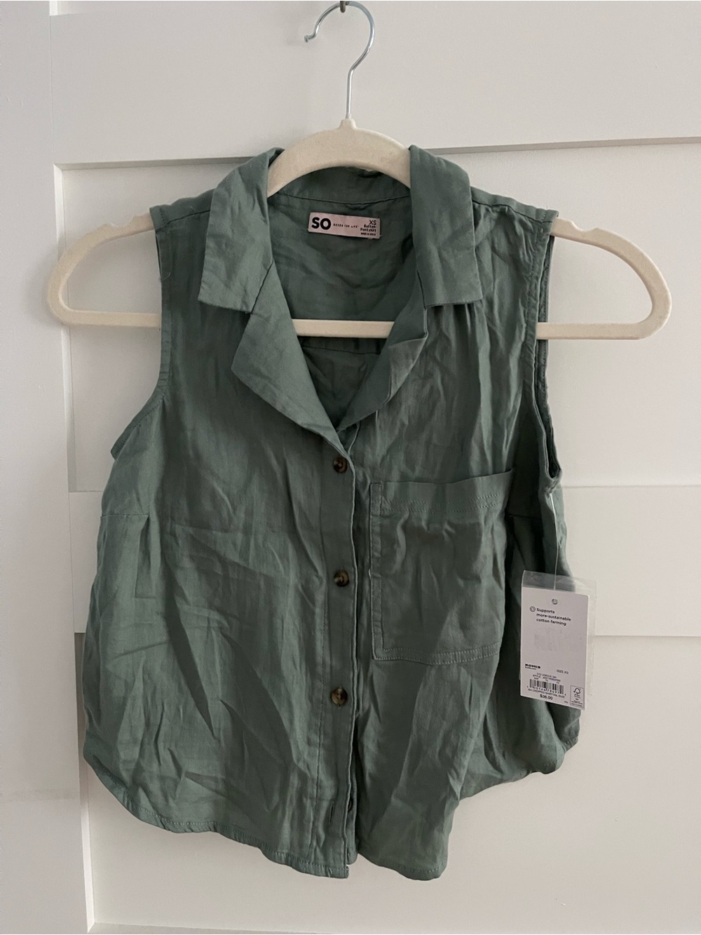 SO Sleeveless Button-Down Collared Top in Sage size XS